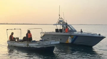 إنقاذ مواطنين علقا في عرض البحر بينبع إثر تعطل قاربهما بشكل مفاجئ